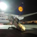 Flughafen Frankfurt am 23.11.2011, Heckeinstieg in eine Boing 737-300