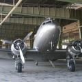 Rosinenbomber Frontansicht unter dem riesigen Dach des Flughafen Tempelhof