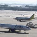 Airbus 320 von Condor rollt in Stuttgart über das Vorfeld