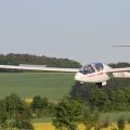 Flugbetrieb am 7.5.2011 auf dem Grasberg, DG 505 Elan im kurzen Endanflug auf 31