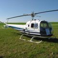 Eine Bell 47 D Ranger. Diese Maschine hat einen zentralen Platz vorn für den Piloten und eine Sitzbank für drei Passagiere dahinter.
