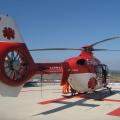 Heckansicht eines Rettungshubschraubers auf dem Dach des H-Gebäudes der Rhön-Klinikum AG in Bad Neustadt.
