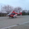 Rettungshubschrauber auf dem Parkplatz bei der Feuerwehr