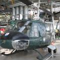 Bell UH-1D, Baujahr 1970, Rumpf 12,7 m, Rotor 14,6 m, Startmasse 4300 kg, Nutzlast 900 kg, Reisegeschwindigkeit 160 km/h, Gipfelhöhe 4800 m, Reichweite 500 km, Wellenleistungstriebwerk Lycoming T53-L13 mit 1030 kW