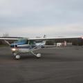 Die+Cessna+der+Flugschule+Bad+Neustadt+in+voller+Beleuchtung+beim+Rollen+zum+Start+auf+der+Piste+14.