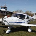 Flugplatz Bad Neustadt - Grasberg am 6.4.2026, eine MCR 4S vor dem Clubheim