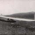 Espenlaubs Riesenflugzeug (24 Meter Spannweite) beim Start auf der Rhön. Die Startmannschaften haben sich zu Boden geworfen, rechts unter der Tragfläche. Oben rechts das Fliegerlager im Jahr 1926.
