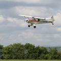 Bannerschlepp, hier sehen wir wie die Piper Cub das Banner vom Boden aufnimmt