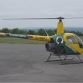 bunter R22 Helikopter startet bei der Tankstelle auf dem Grasberg