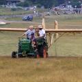 ein SG 38 wird mittels Traktor (früher Pferde) nach einem Gleitflug den Hang wieder hinauf gezogen