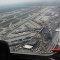 Motorsegler beim hautnahen überqueren des Flughafen Frankfurt