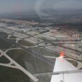 Motorsegler kurvt über dem Flughafen Frankfurt