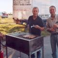 Grill vor der alten Halle in Betrieb