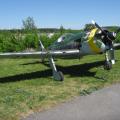 Dies ist ein Nachbau einer Focke-Wulf Fw 190, wahrscheinlich im Maßstab 1:2. Das Flugzeug hat uns am Pfingstsonntag besucht. Es ist sehr schnell und hat eine Landegeschwindigkeit von 80 kt!