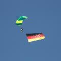 Fallschirmspringer mit Deutschlandfahne