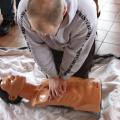 Notfall Training EDFD am 31.3.2012, Ausbilder demonstriert die Herz-Druck-Massage