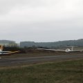 Schleppzug mit G103 Twin, dieser ist bereits abgehoben und das Motorflugzeug rollt noch.