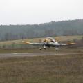 Schleppmaschine DR 400 landet während des Drei-Königs-Fliegen auf der Piste 31.