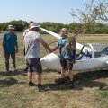 Flugplatz Bad Neustadt - Grasberg am 14.8.2025, Anstehen zur Gratulation nach Allenflug