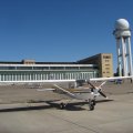 C 150 L der Flugschule Bad Neustadt und Radardom in Tempelhof