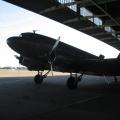 eine DC 3 im Gegenlicht auf dem Flughafen Tempelhof