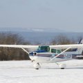 Cessna 172 der Flugschule startet bei geschlossener Schneedecke