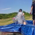 am Start, Abkühlung im mobilen "swimming pool"