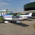 Peter bei der Ölkontrolle an der Cessna 172 seiner Flugschule