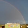 Regenbogen über der grünen Halle